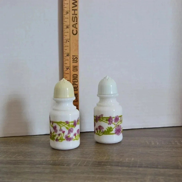 Vtg Milk Glass Salt &  Pepper Shakers - Picture 6 of 6